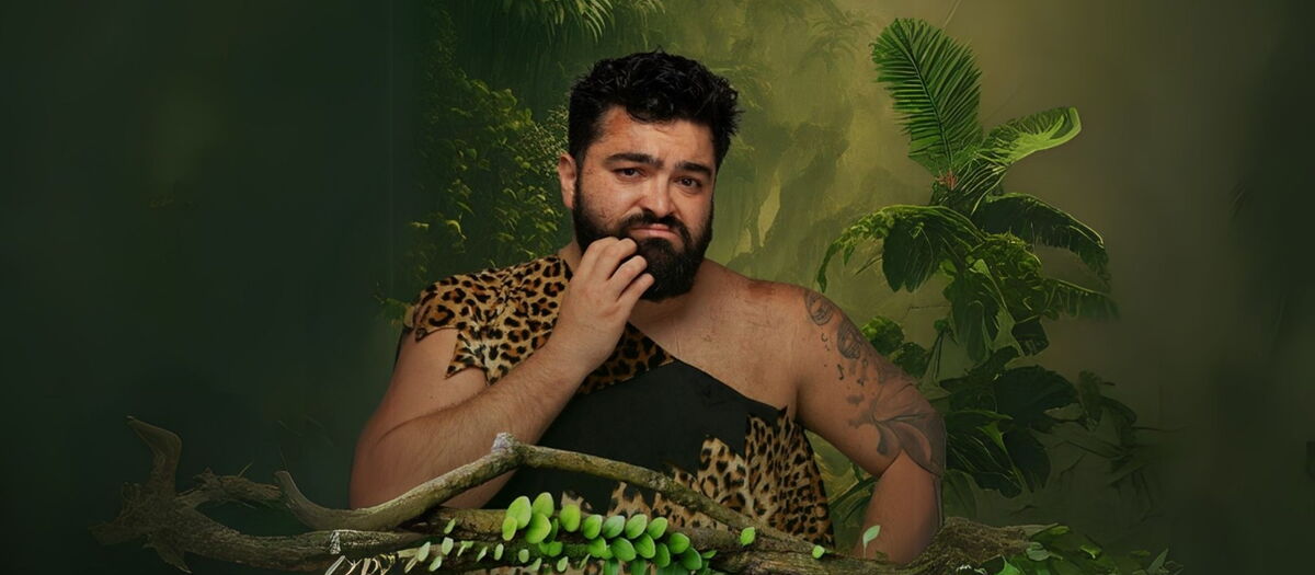 Serdar Karibik im Dschungel mit nachdenklichem Gesichtsausdruck