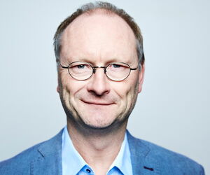 Portrait Sven Plöger in die Kamera lächelnd