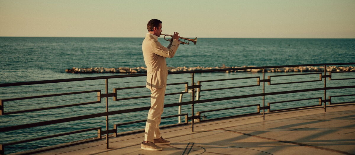 Till Brönner seitlich Trompete spielend am Meer
