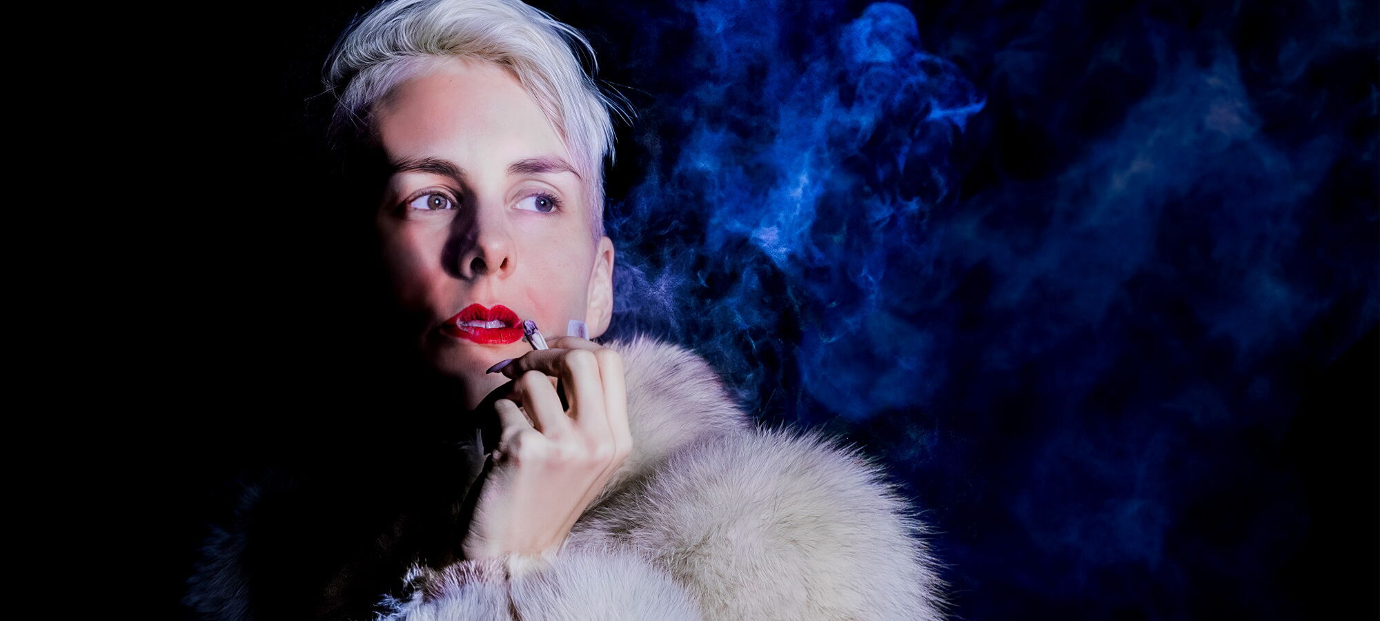 Lisa Eckhart in Pelzjacke rauchend.
