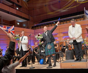 Orchester, Solist und Dirigent auf der Bühne der Musik- und Kongresshalle Lübeck