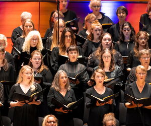 ein Frauenchor singt in schwarzer Kleidung