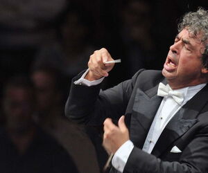 Dirigent Semyon Bychkov dirigierend