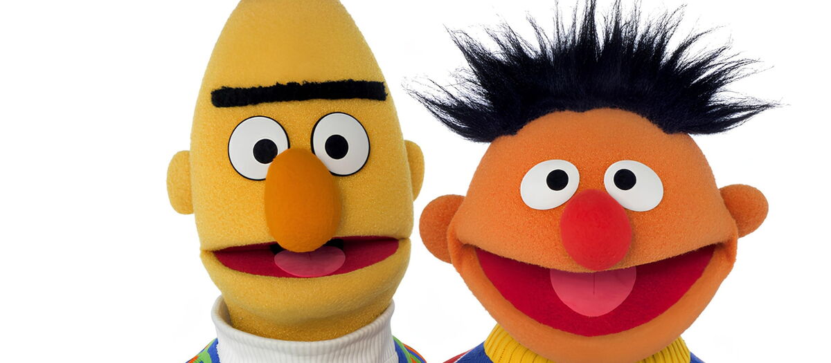 Ernie und Bert ins Bild schauend