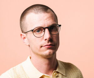 Portrait Moritz Neumeier mit Brille in die Kamera schauend.