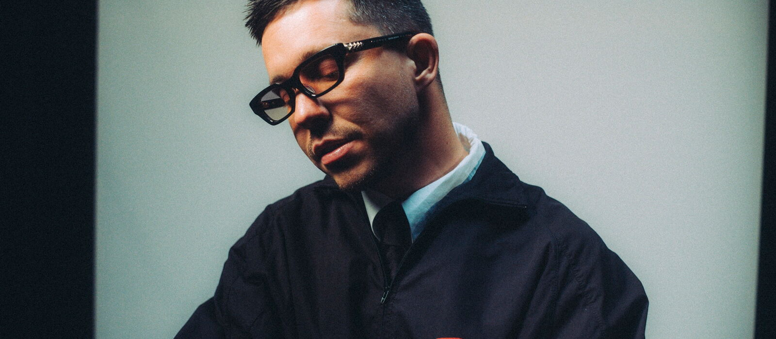 Nico Santos, Kopf zur Seite geneigt, die Augen geschlossen