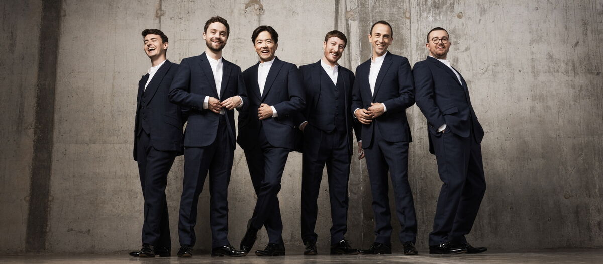 The King Singer's in schwarzem Anzügen mit weißen Hemden.