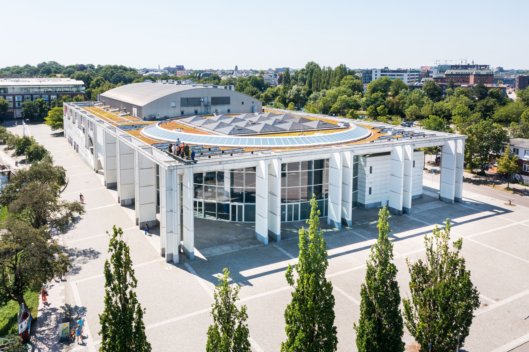 Außenansicht vom Busparkplatz der Musik- und Kongresshalle Lübeck