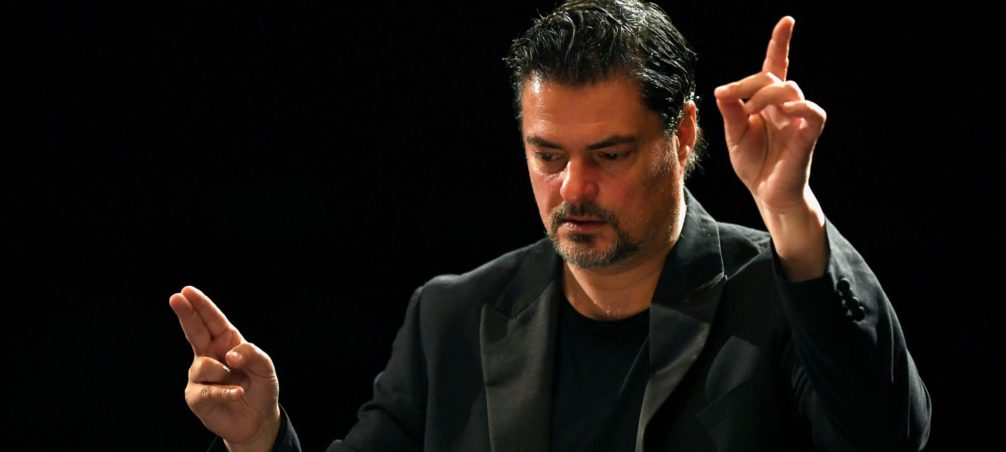 Dirigent George Petrou dirigierend