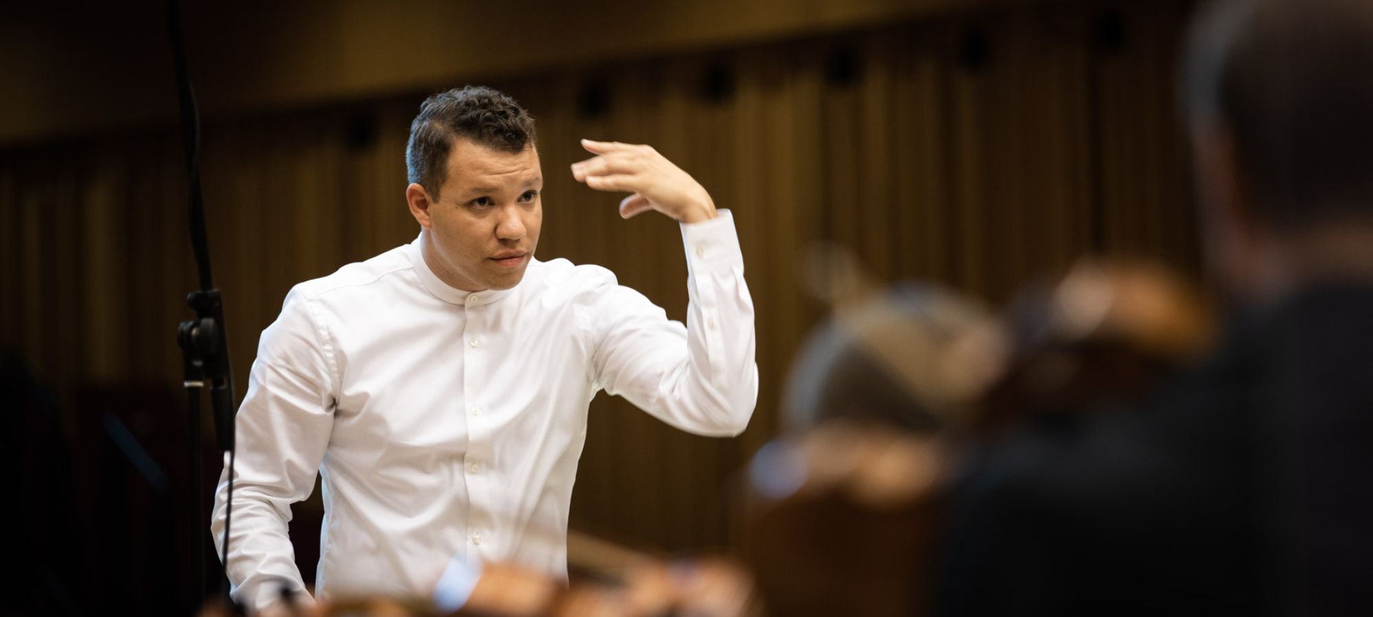 Dirigent Ryan Bancroft dirigierend.