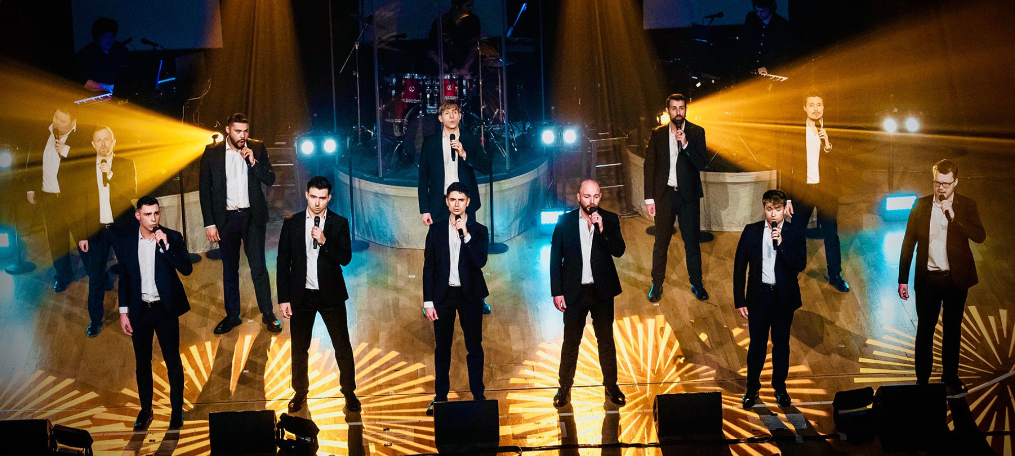 Die 12 Tenöre auf der Bühne singend.