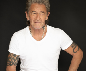 Peter Maffay im weißen T-Shirt in die Kamerad schauend.