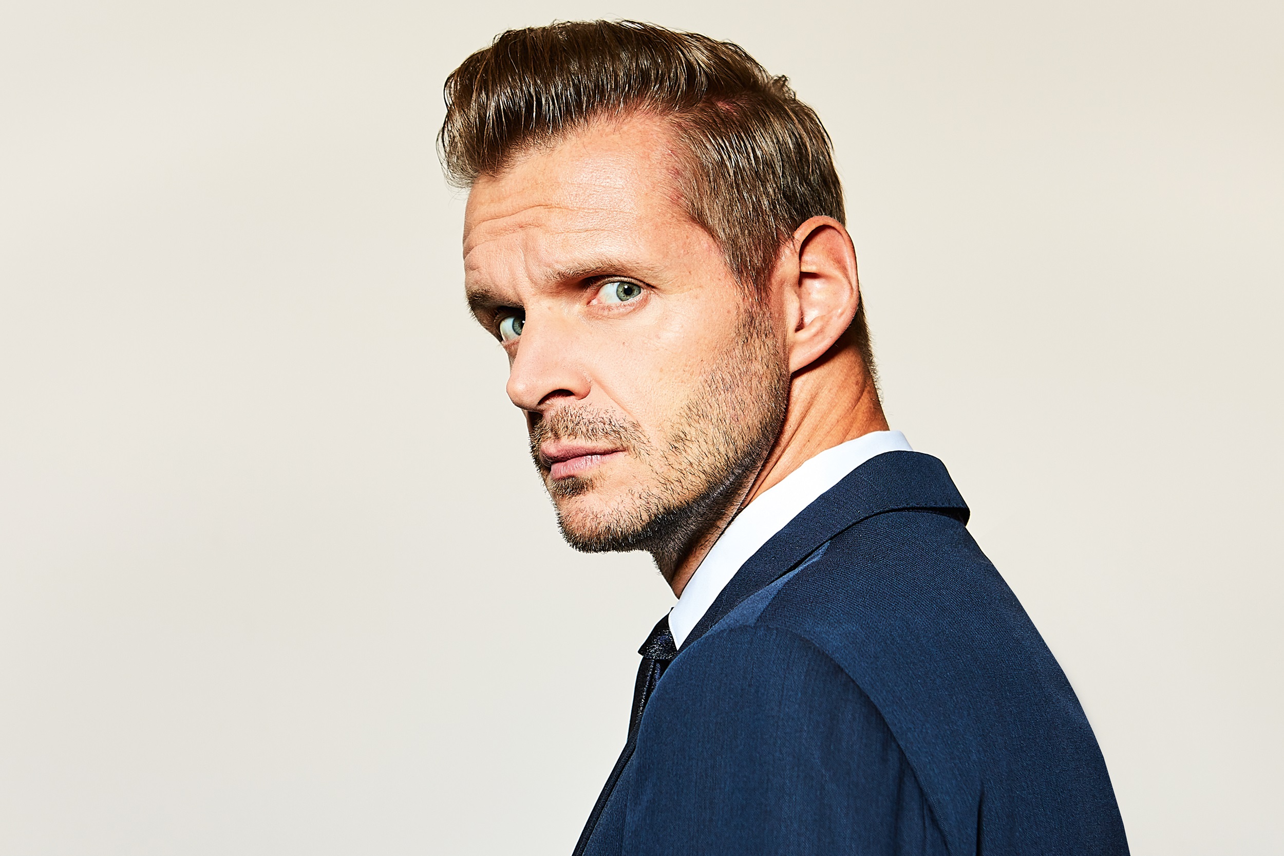 Florian Schroeder seitlich skeptischer Blick