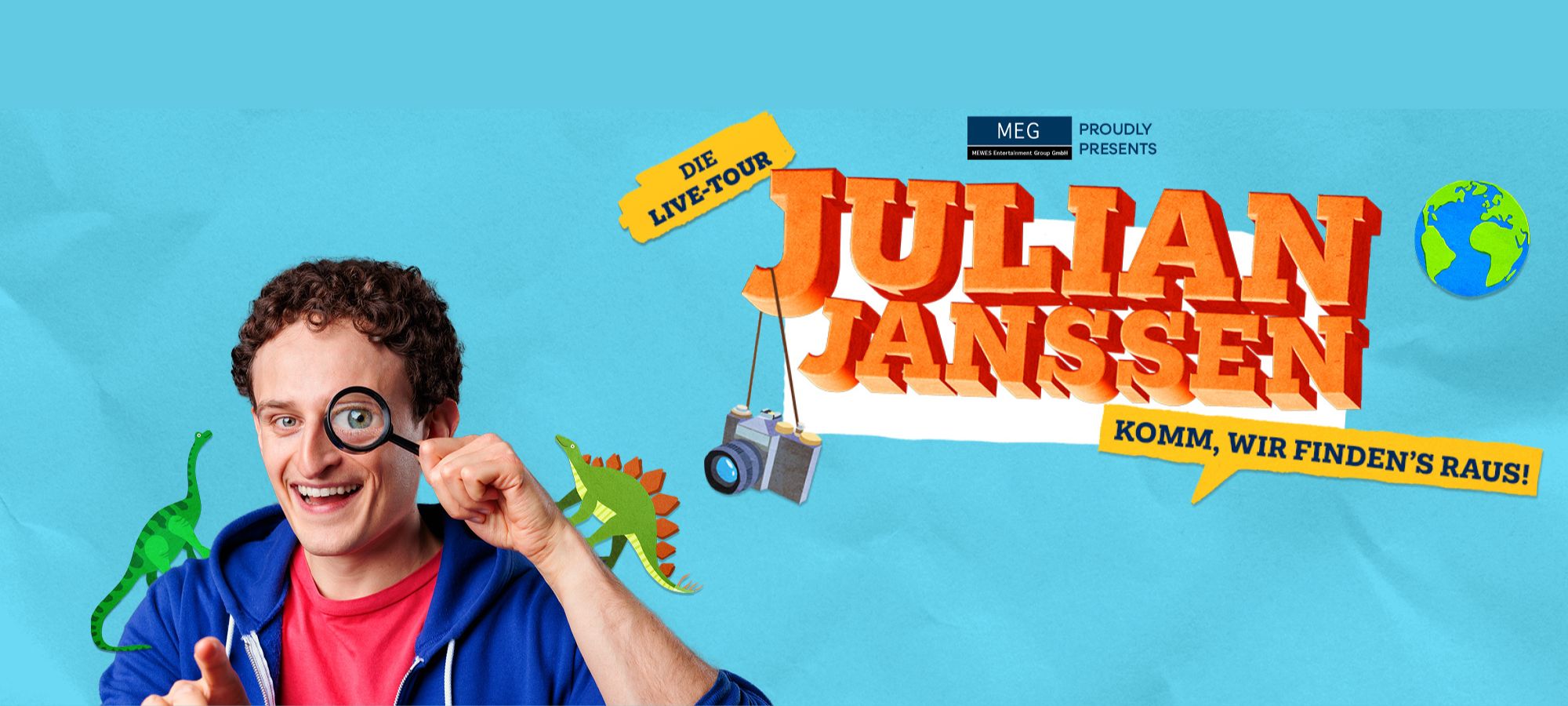 Julian Janssen durch eine Lupe schauend mit blauer Jacke und rotem T-Shirt vor hellblauem Hintergrund. Auf der Jacke zwei grüne Dinos. Schriftzug und Titel der Veranstaltung auf der rechten Seite des Bildes.