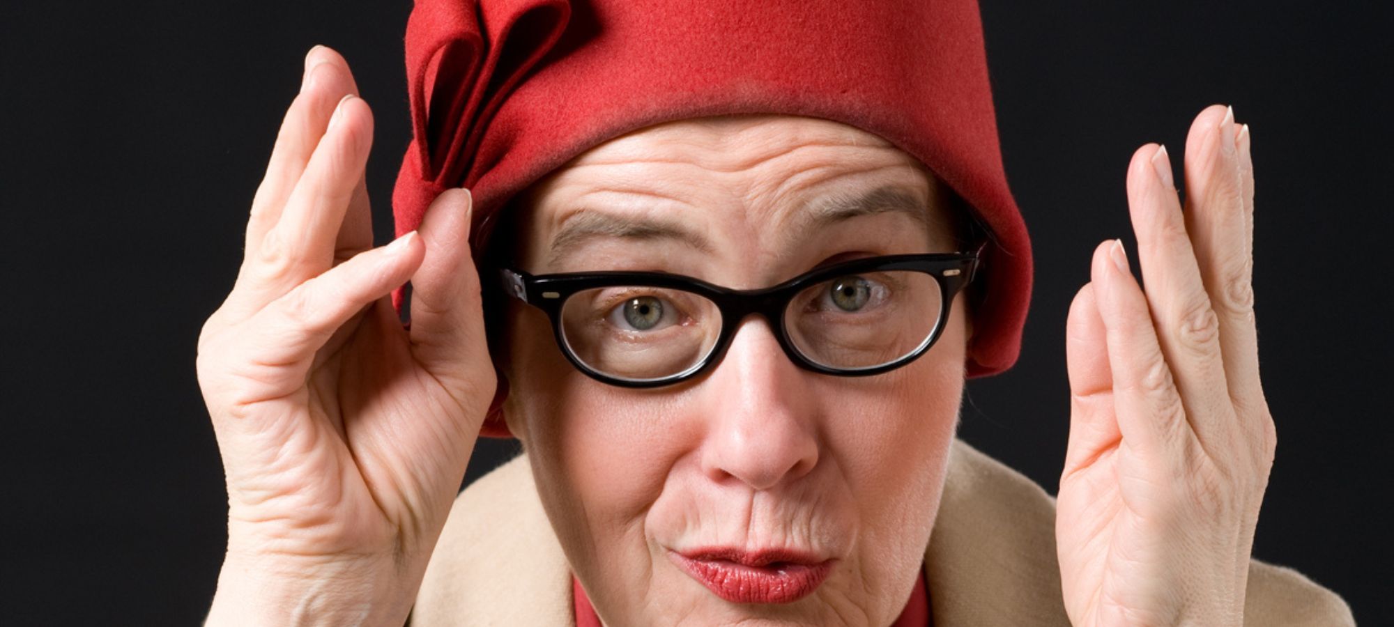 Portrait Marlene Jaschke mit rotem Hut.